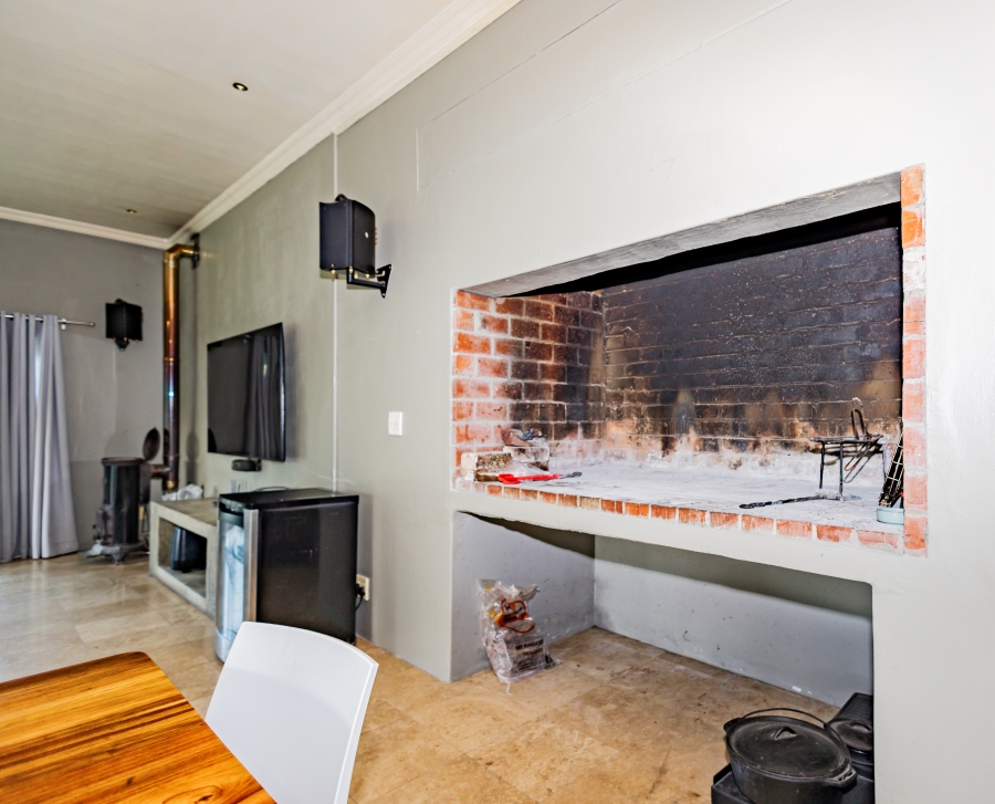 6 Bedroom Property for Sale in Vierlanden Western Cape